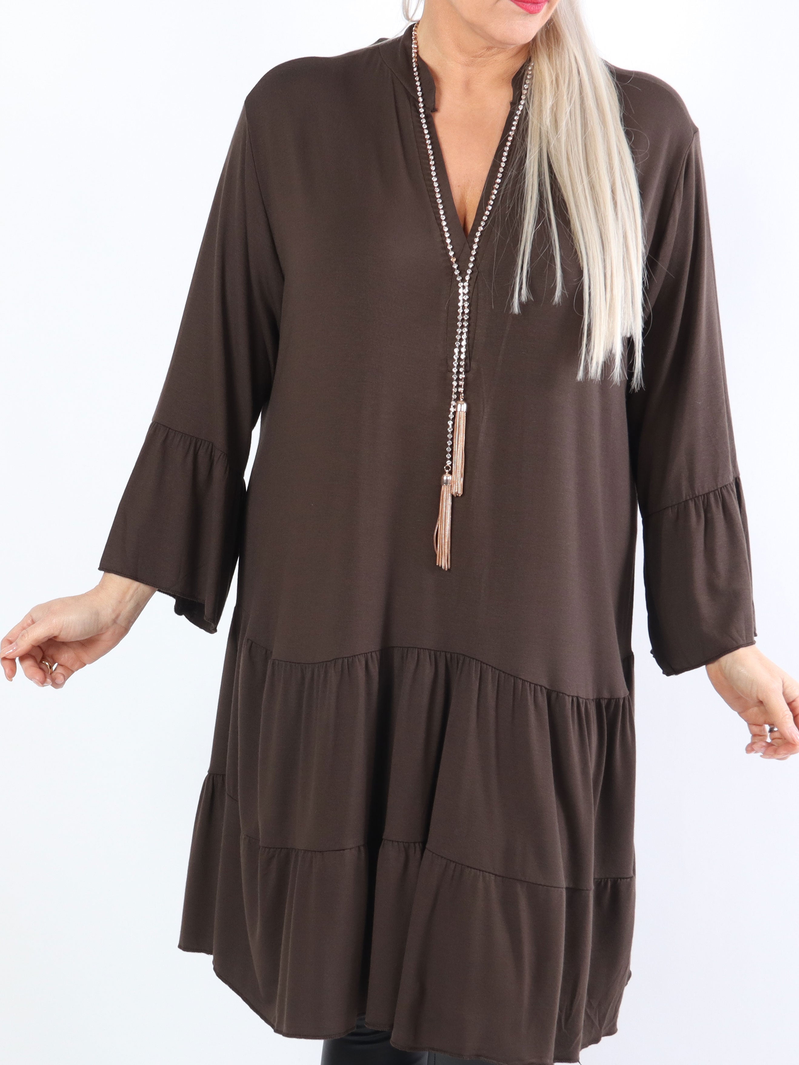 Pauline Plain - Plus size klänning med v-ringning och liten volangkjol